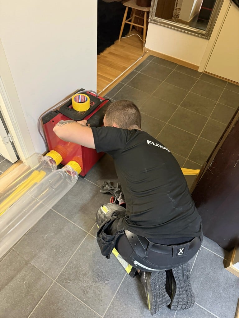 Flodex installerar professionell avfuktare för uttorkning efter vattenskada i Skåne