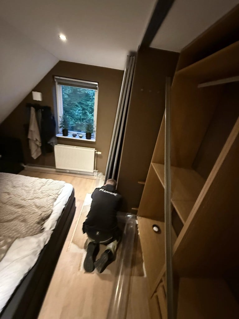 Flodex sätter upp avfuktning efter vattenskada i bostadsrum med plast och torkutrustning i Skåne