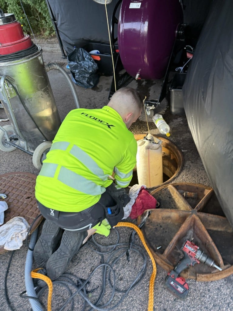 Flodex jour suger upp vatten vid brunn och stöttar relining av avlopp i Skåne
