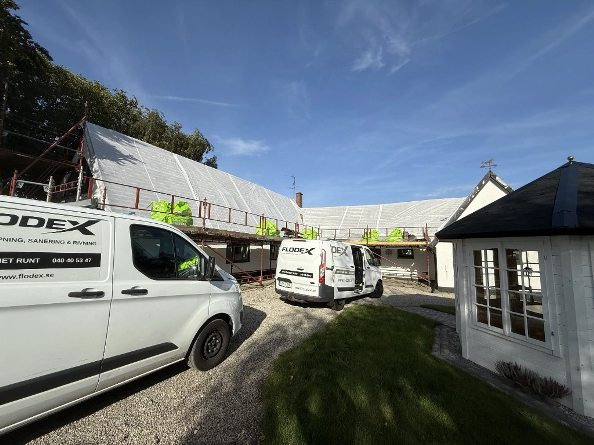 Flodex servicebilar vid takrenovering med ställning och skyddstäckning i Skåne