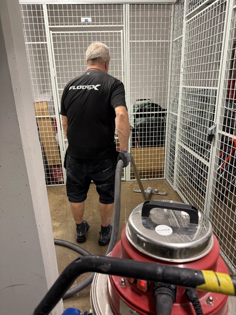 Flodex våtdammsuger källarförråd efter vattenläckage i flerbostadshus i Skåne