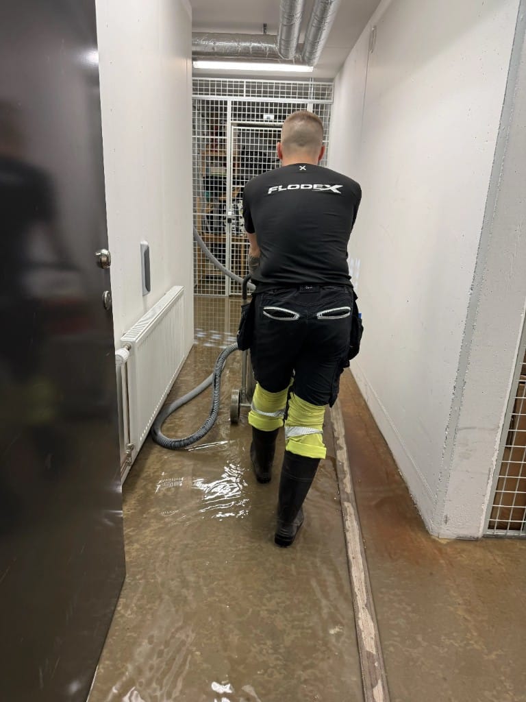 Flodex våtdammsuger stående vatten efter vattenläckage i källarkorridor i Skåne