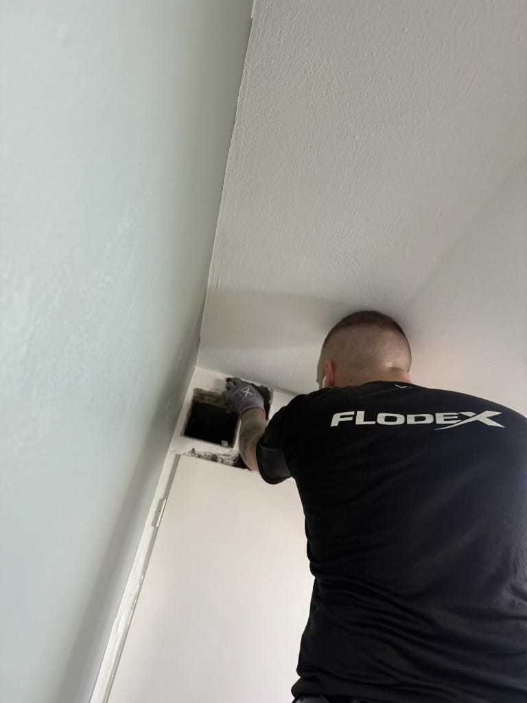 Flodex frilägger ventilationskanal i vägg för inspektion av eventuell eternit och asbest i Skåne