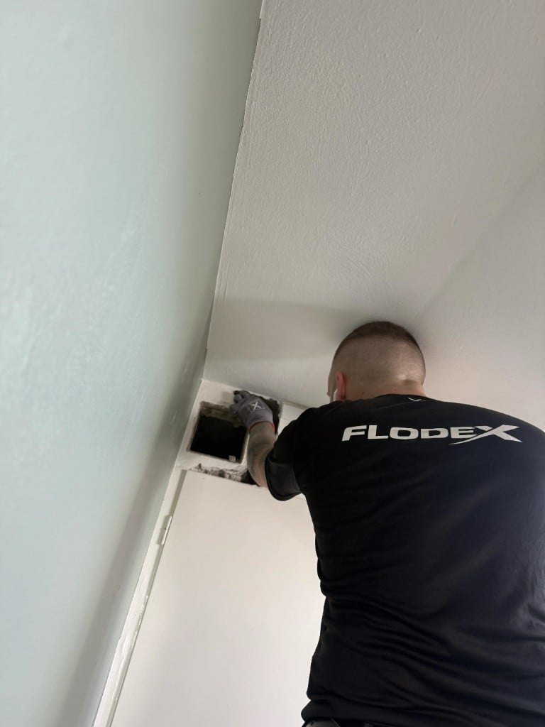 Flodex frilägger ventilationskanal i vägg för inspektion av eventuell eternit och asbest i Skåne